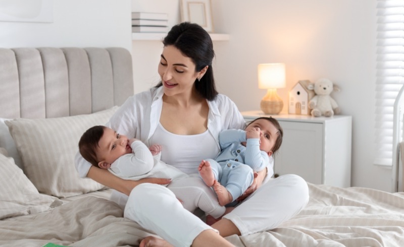 İkiz Bebeklerde Emzirme Nasıl Olur?