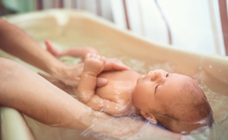 Bebek Banyosunun Püf Noktaları : Bebek Hemşiresi Esra Ertuğrul Anlatıyor