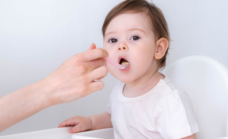 Süt alerjisi olan bebekler ek gıdaya nasıl geçmeli?