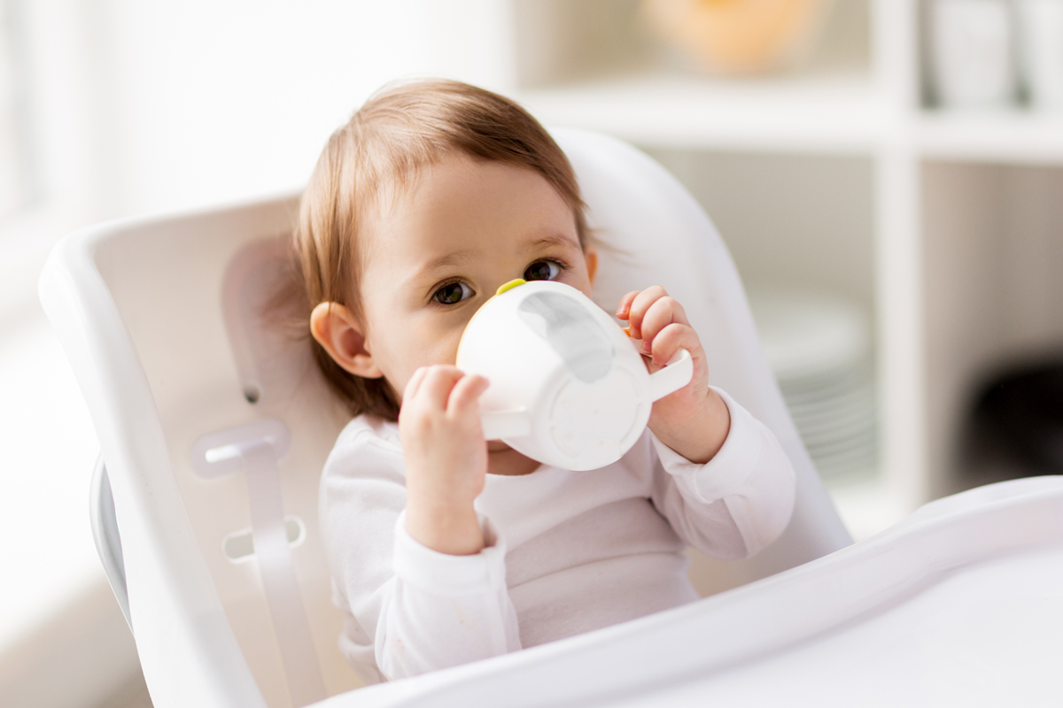Соки дают ребенку грудного возраста. Сок для детей. Напитки детям до 1 года. Ребенок пьет сок.