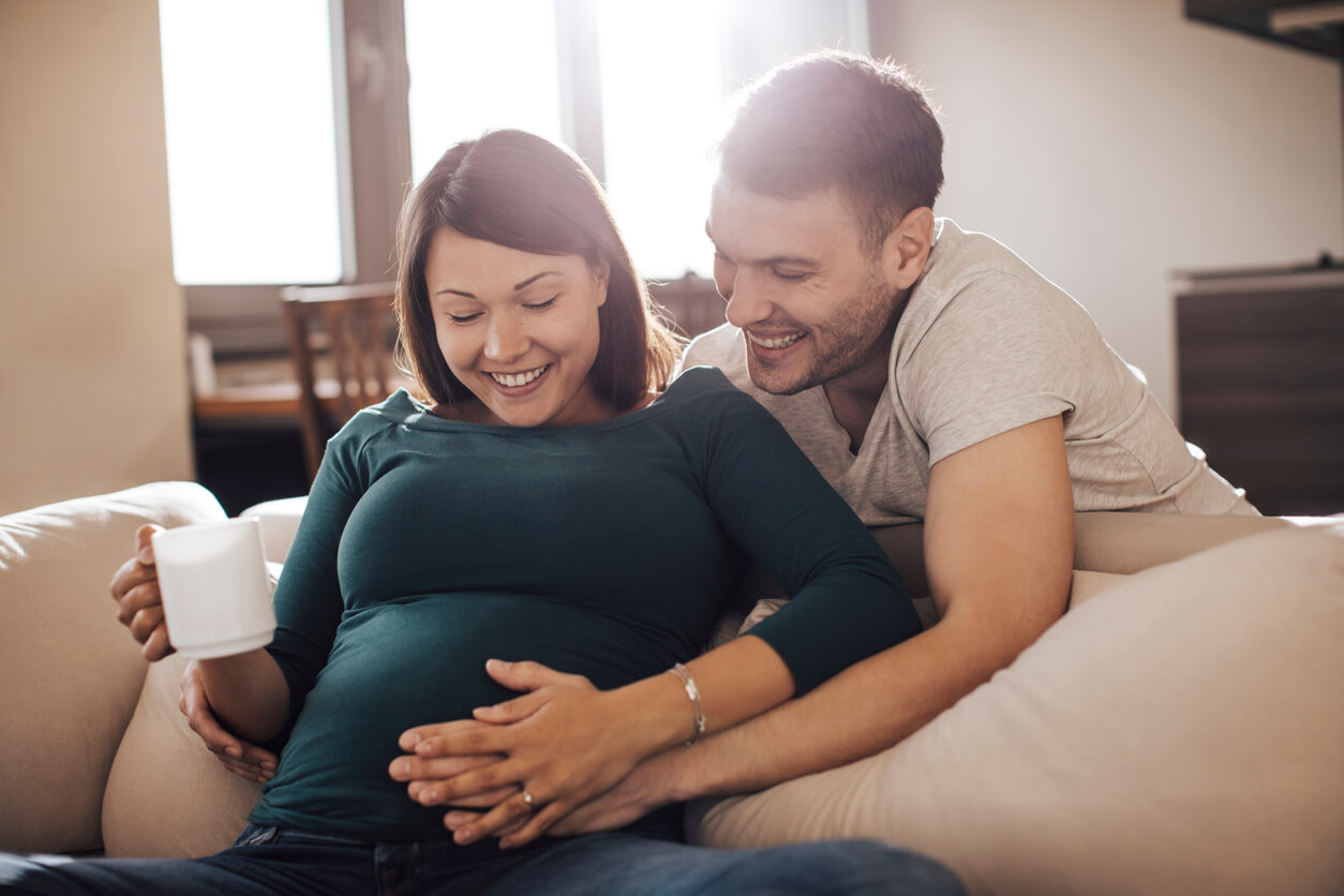 Зрели папа на живот. Семья с беременной женщиной. Daughter father pregnant. Daughter father pregnant. Daughter father pregnant.